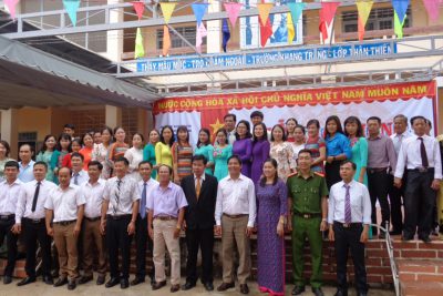 Nhân dịp khai giảng năm học 2020-2021, xin cảm ơn Đ/c Nguyễn Huy Hoàng -HUV trưởng phòng NN&PTNT huyện, các đ/c Bí thư Đảng ủy xã, các đ/c đại diện cho HĐND,UBND, các đoàn thể, tổ chức chính trị xã đã về dự và tặng hoa chúc mừng thầy trò nhà trường, xin cảm ơn danh nghiệp vật liệu XD Thu Hiệu đã tặng quà cho HS khó khăn