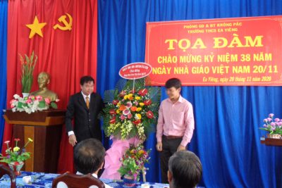 Nhân kỷ niệm 38 năm ngày nhà giáo việt nam và vinh danh những cá nhân có thành tịch trong năm học 2019-2020. TMBGH xin chân thành cảm ơn Đảng ủy, HĐND, UBND xã, Hội cha mẹ HS đã về dự và tặng hoa chúc mừng nhà trường