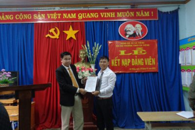 Qua quá trình phấn đấu của Đ/c Nguyễn Viết Thảo, được sự giúp đỡ của Cấp ủy chi bộ trường THCS Ea Yiêng tổ chức kết nạp đảng cho đ/c Nguyễn viết thảo , mong đ/c trưởng thành hơn, cống hiến nhiều hơn cho nhà trường cũng như địa phương