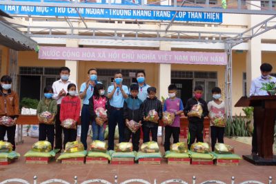 Được sự nhất trí của UND xã Ea Yiêng  Giám đốc cùng CBNV ngân hàng VietinbanK Công thương Đak lăk thực hiện chương trình ” Tết yêu thương- tết sum vầy” Đã về trường tặng 70 suất quà trị giá 28.000.000 đồng đễ tặng cho các em HS nghèo học giỏi  của trường. TMBGH xin cảm ơn và gửi lời chúc sức khỏe tới BGĐ và toàn thể CBNV ngân hàng cồng thương Đak Lak sức khỏe – Hạnh Phúc- An khang thịnh vượng