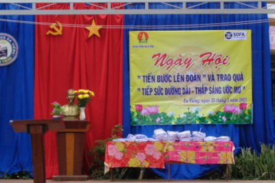 Nhân kỷ niệm 90 năm ngày thành lập Đoàn TNCS HCM, ngày hội tiếp bước lên đoàn và trao quà ” Tiếp sức đường dài – Thắp sáng ước mơ “, TMBGH trường xin chân thành cảm ơn Cty Zsopa Buôn mê thột và các mạnh thường quân bạn học thầy Sử trung kiên BT đoàn trường đã về thăm và tặng quà cho HS nghèo vượt khó trị giá 30 triệu đồng